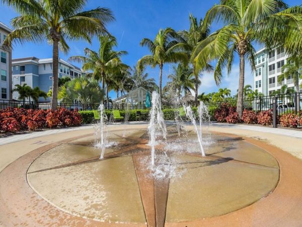 Bradenton Two Bedroom Vacation Condo Walk to Beach Sleeps 5