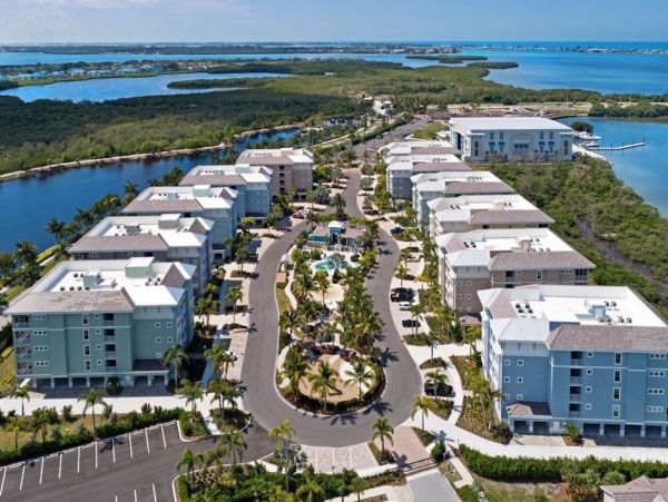 Bradenton Two Bedroom Vacation Condo Walk to Beach Sleeps 5