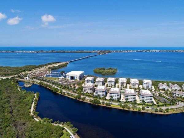 Bradenton Two Bedroom Vacation Condo Walk to Beach Sleeps 5