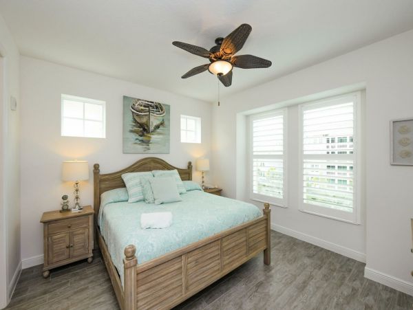 Bradenton Two Bedroom Vacation Condo Walk to Beach Sleeps 5
