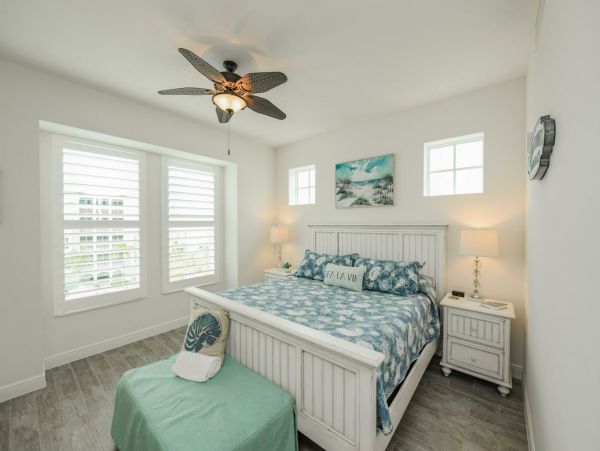 Bradenton Two Bedroom Vacation Condo Walk to Beach Sleeps 5