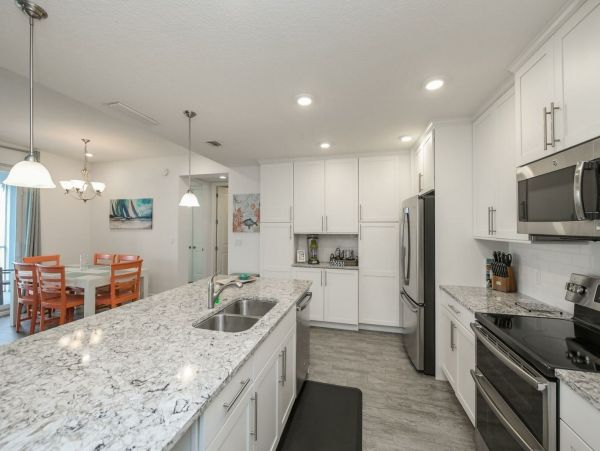 Bradenton Two Bedroom Vacation Condo Walk to Beach Sleeps 5