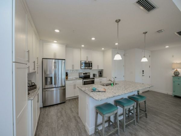 Bradenton Two Bedroom Vacation Condo Walk to Beach Sleeps 5
