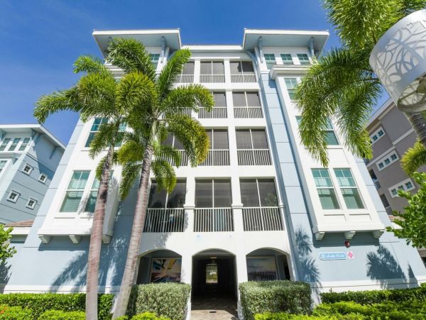 Bradenton Two Bedroom Vacation Condo Walk to Beach Sleeps 5