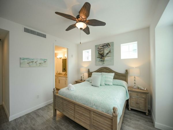 Bradenton Two Bedroom Vacation Condo Walk to Beach Sleeps 5