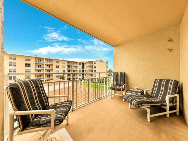 Smyrna Beach Comfortable Two Bedroom Condo Sleeps 6