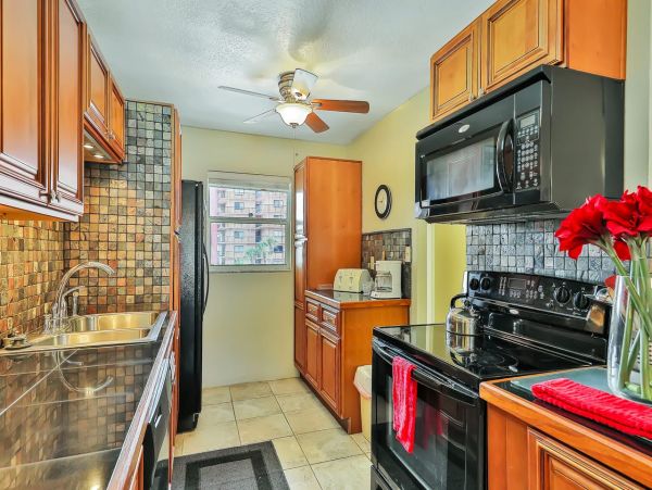 Smyrna Beach Comfortable Two Bedroom Condo Sleeps 6