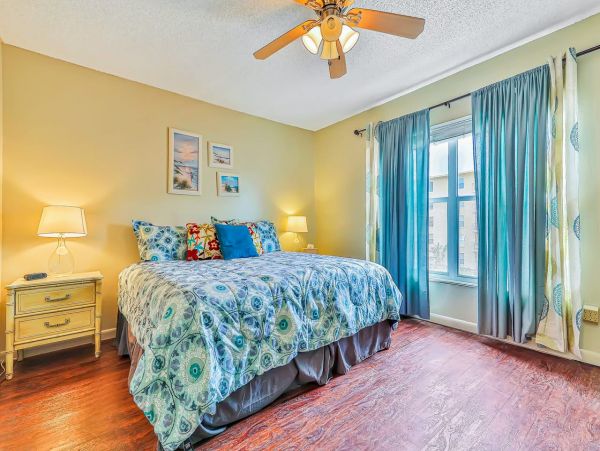Smyrna Beach Comfortable Two Bedroom Condo Sleeps 6