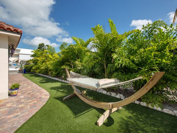 FLORIDA KEYS - MARATHON 4 BEDROOM TWO POOLS HOME ON CANAL