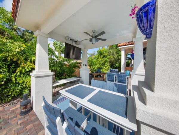 FLORIDA KEYS - MARATHON 4 BEDROOM TWO POOLS HOME ON CANAL