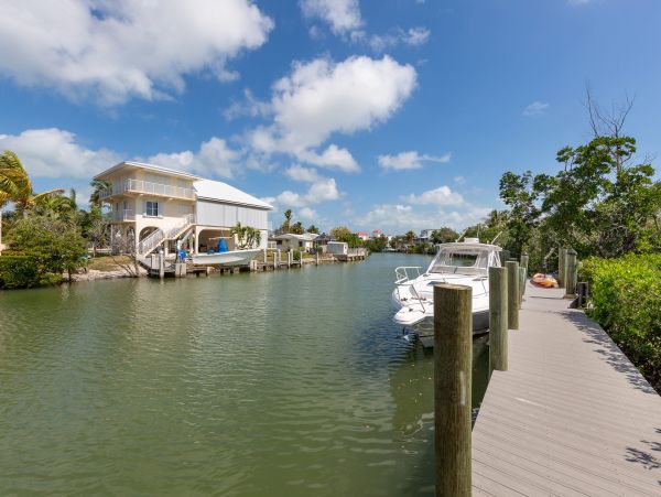 FLORIDA KEYS - MARATHON 4 BEDROOM TWO POOLS HOME ON CANAL