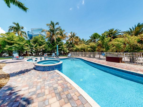 FLORIDA KEYS - MARATHON 4 BEDROOM TWO POOLS HOME ON CANAL