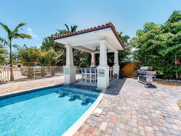 FLORIDA KEYS - MARATHON 4 BEDROOM TWO POOLS HOME ON CANAL
