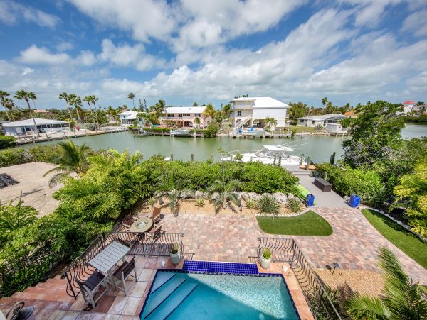FLORIDA KEYS - MARATHON 4 BEDROOM TWO POOLS HOME ON CANAL