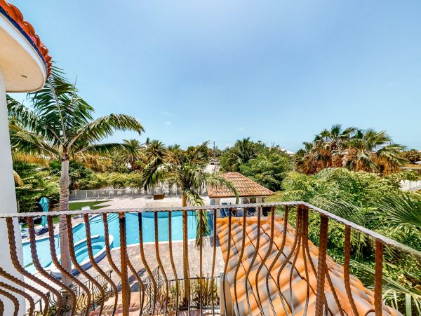 FLORIDA KEYS - MARATHON 4 BEDROOM TWO POOLS HOME ON CANAL