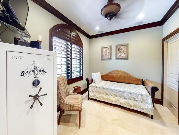 FLORIDA KEYS - MARATHON 4 BEDROOM TWO POOLS HOME ON CANAL