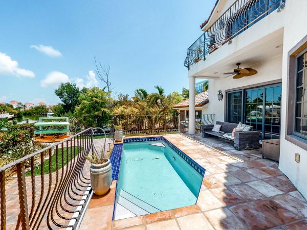 FLORIDA KEYS - MARATHON 4 BEDROOM TWO POOLS HOME ON CANAL