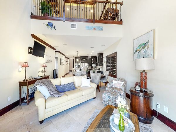 FLORIDA KEYS - MARATHON 4 BEDROOM TWO POOLS HOME ON CANAL