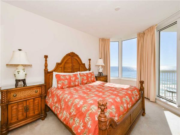 Heart of Destin condo with a  full gulf view