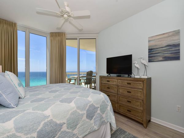 Beautiful Beachfront 2 Bedroom Vacation Condo in Destin