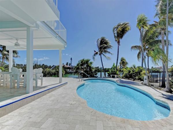 Sombrero Beach Vacation Home Sleeps 10 Short Walk to Beach