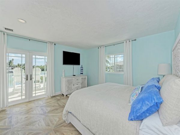Sombrero Beach Vacation Home Sleeps 10 Short Walk to Beach