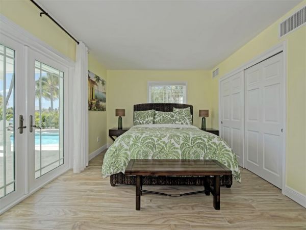 Sombrero Beach Vacation Home Sleeps 10 Short Walk to Beach