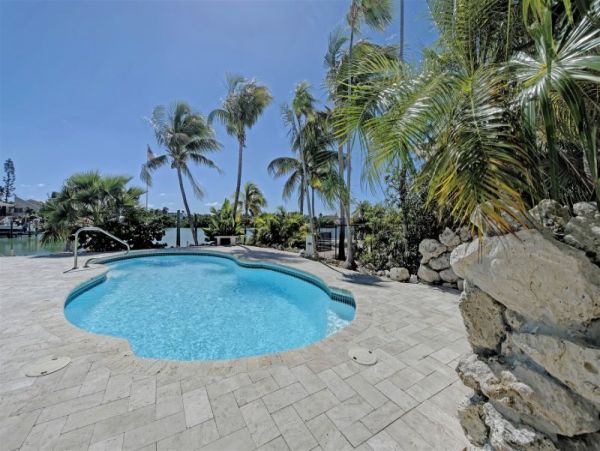 Sombrero Beach Vacation Home Sleeps 10 Short Walk to Beach