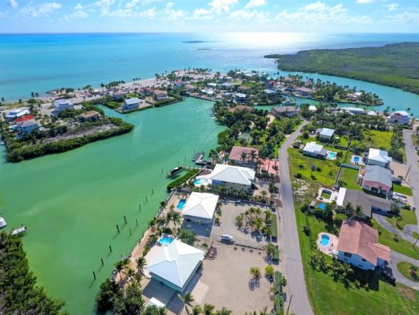 Sombrero Beach Vacation Home Sleeps 10 Short Walk to Beach