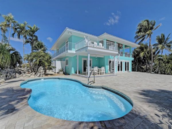 Sombrero Beach Vacation Home Sleeps 10 Short Walk to Beach