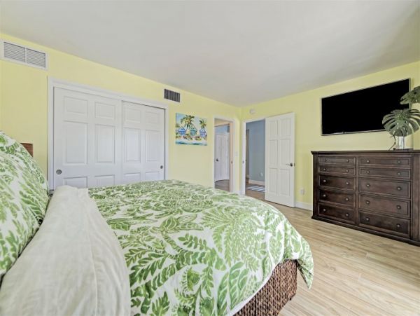 Sombrero Beach Vacation Home Sleeps 10 Short Walk to Beach