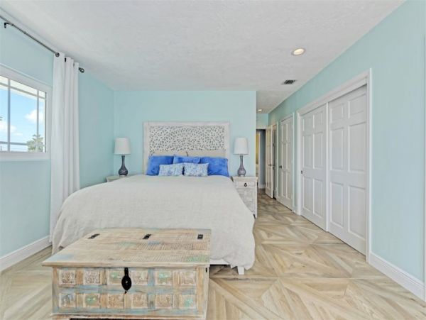 Sombrero Beach Vacation Home Sleeps 10 Short Walk to Beach