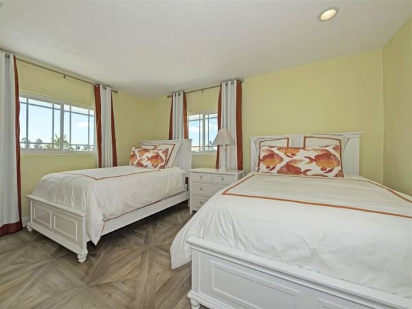 Sombrero Beach Vacation Home Sleeps 10 Short Walk to Beach
