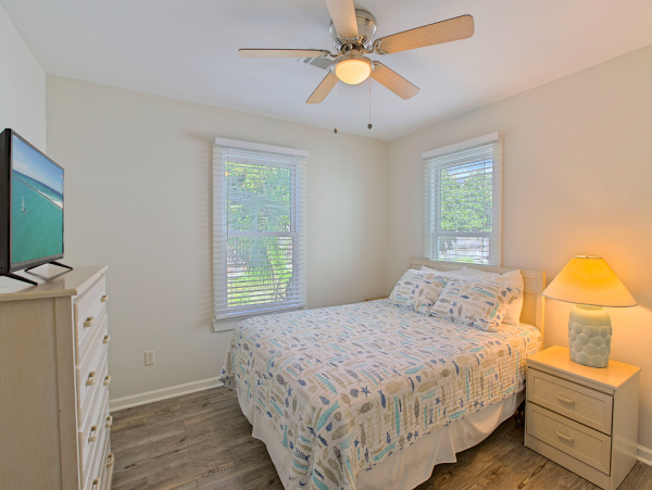 Beautiful 3 Bedroom Rental Short Walk to Beach