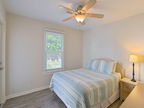 Beautiful 3 Bedroom Rental Short Walk to Beach