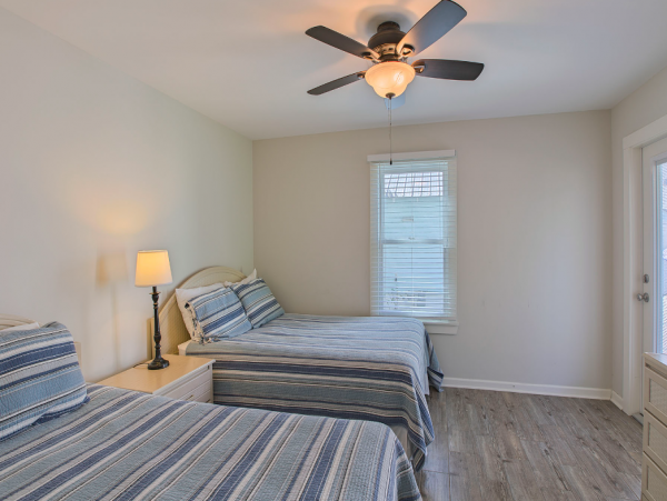 Beautiful 3 Bedroom Rental Short Walk to Beach