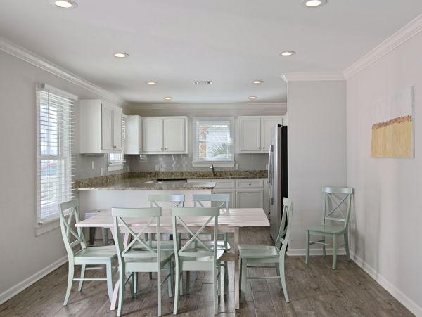 Beautiful 3 Bedroom Rental Short Walk to Beach