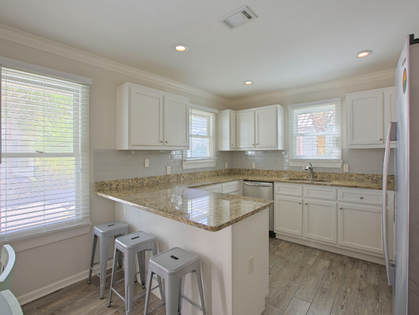 Beautiful 3 Bedroom Rental Short Walk to Beach