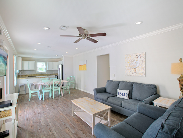 Beautiful 3 Bedroom Rental Short Walk to Beach