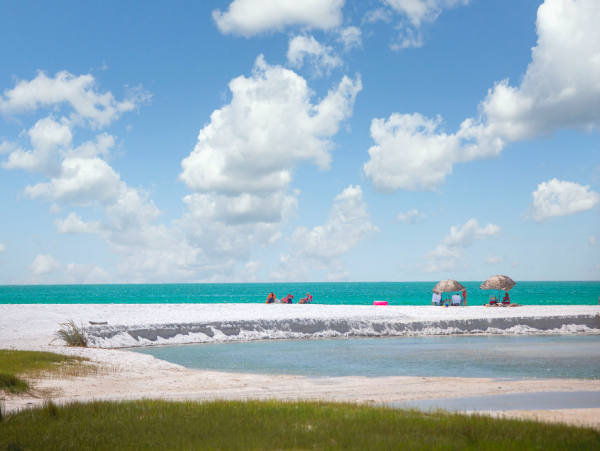 Beautiful 3 Bedroom Rental Short Walk to Beach