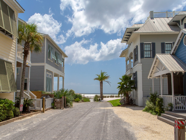 Beautiful 3 Bedroom Rental Short Walk to Beach