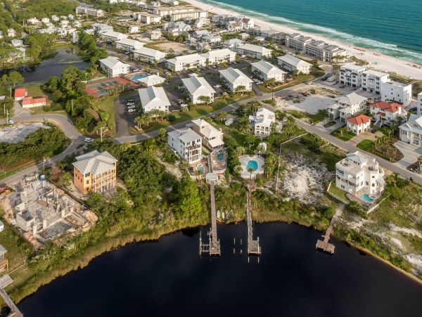 Beach And Lakefront Vacation Home Twelve Guests