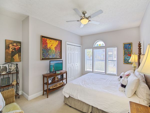 Beach And Lakefront Vacation Home Twelve Guests