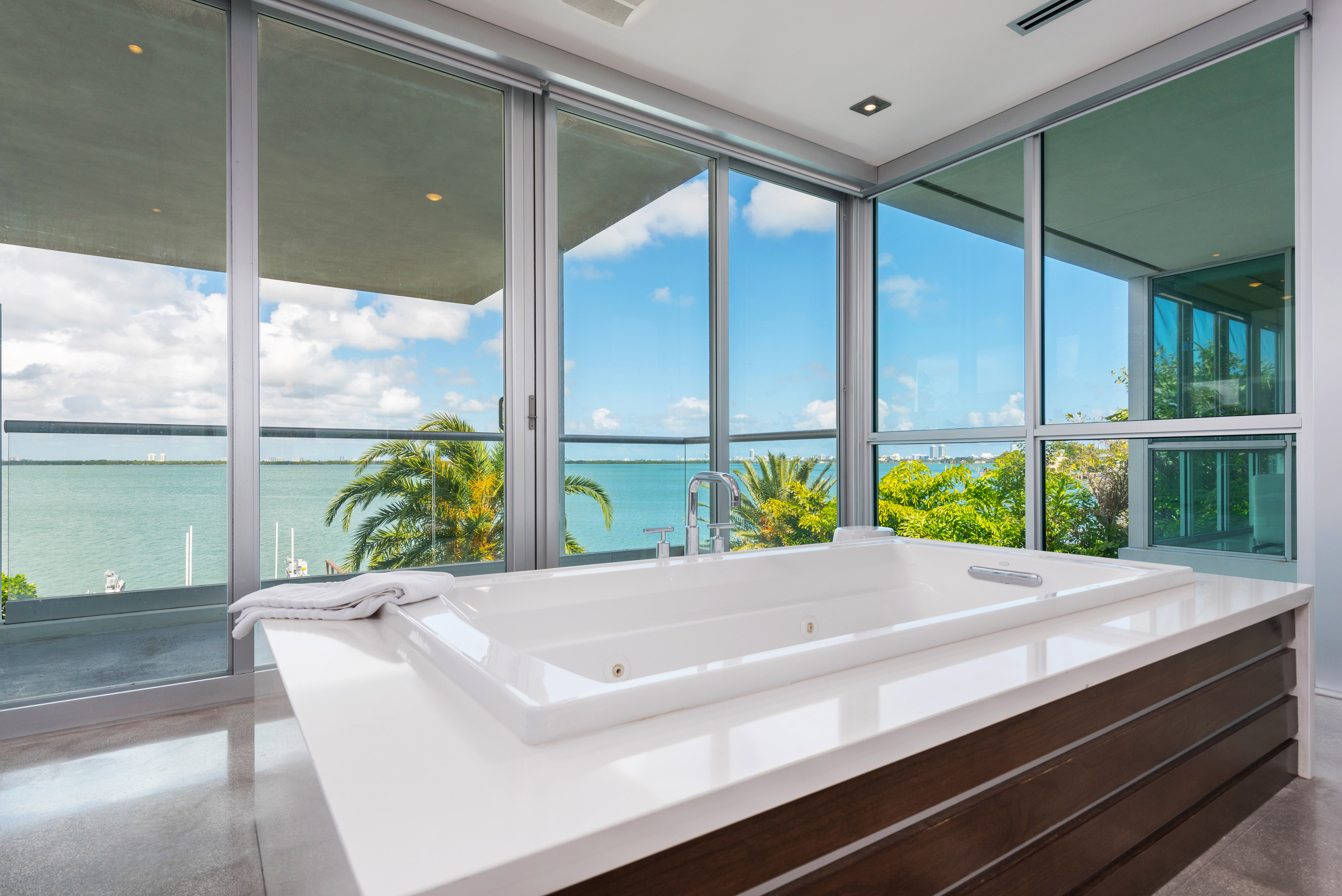 Amazing 4 Bedroom Luxury Home  Pool & Panoramic Bay Views