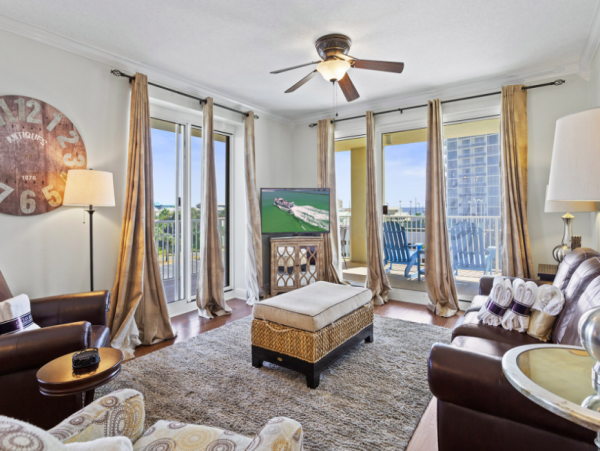 3 Bedroom Condo on the 4th Floor 3 min walk to the beach