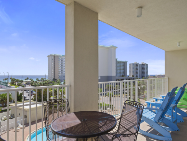 3 Bedroom Condo on the 4th Floor 3 min walk to the beach