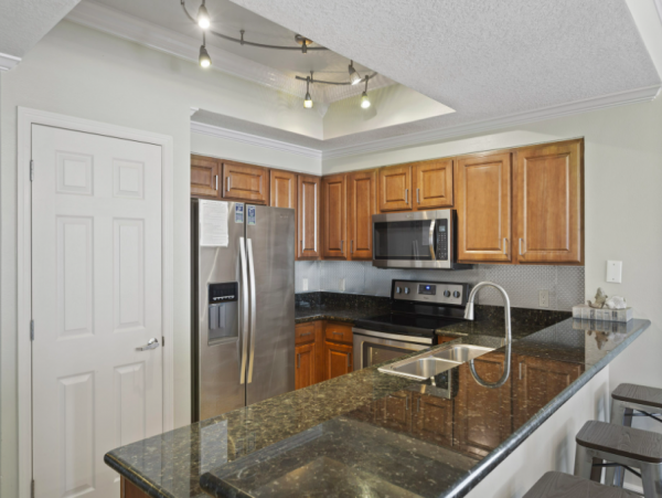 3 Bedroom Condo on the 4th Floor 3 min walk to the beach
