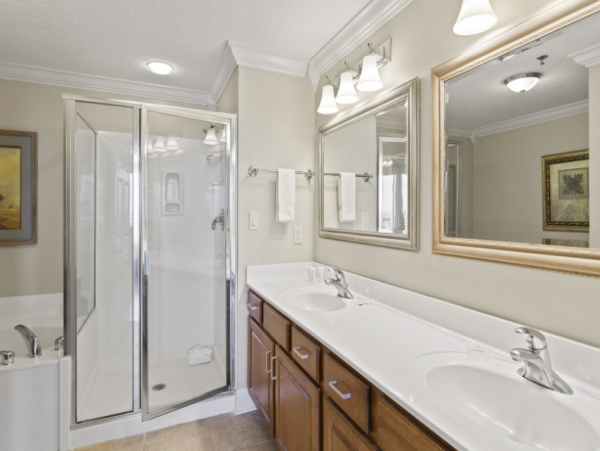 3 Bedroom Condo on the 4th Floor 3 min walk to the beach