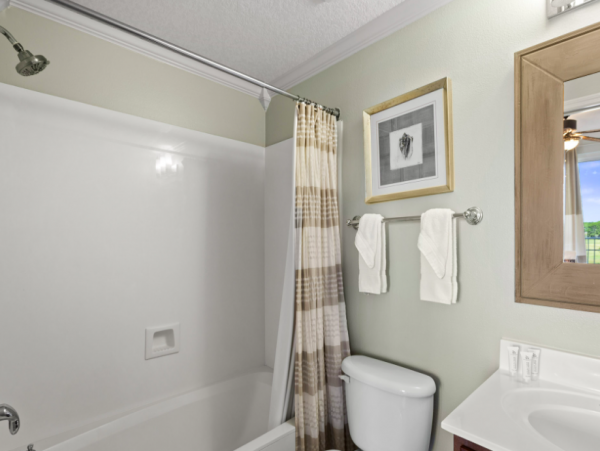 3 Bedroom Condo on the 4th Floor 3 min walk to the beach