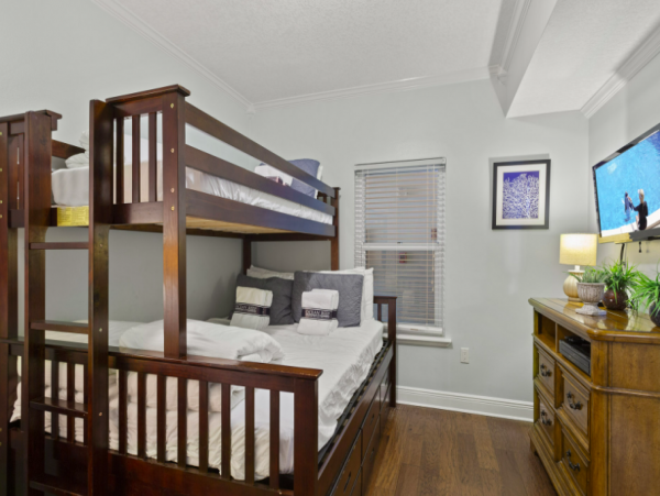 3 Bedroom Condo on the 4th Floor 3 min walk to the beach